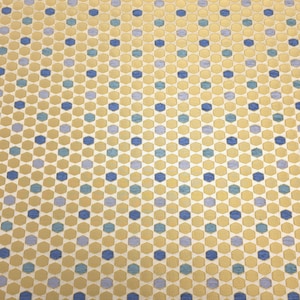 K&ouml;nnte beinhalten: Ein Set aus drei Keramikbechern mit gesprenkelter, matter Oberfl&auml;che. Die Becher sind in Creme-, Hellgrau- und Dunkelgraut&ouml;nen gehalten. Jeder Becher hat ein schlichtes, minimalistisches Design und einen abgerundeten Griff.