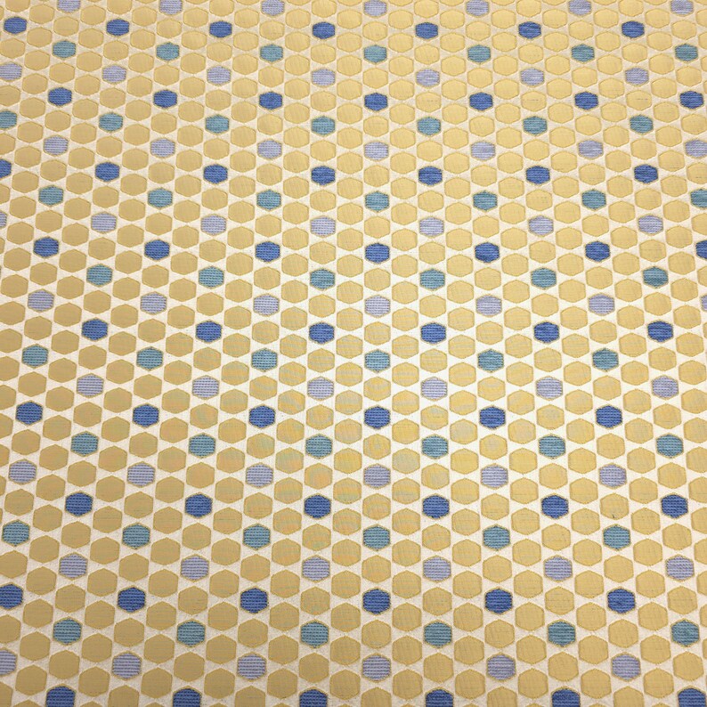 K&ouml;nnte beinhalten: Ein Set aus drei Keramikbechern mit gesprenkelter, matter Oberfl&auml;che. Die Becher sind in Creme-, Hellgrau- und Dunkelgraut&ouml;nen gehalten. Jeder Becher hat ein schlichtes, minimalistisches Design und einen abgerundeten Griff.