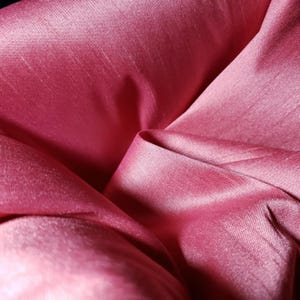Tissu Dupioni imitation soie corail saumon rose 58 pouces par mètre | Corail chaud et lustré pour les mariages d'été, les robes de demoiselle d'honneur, les robes de chambre et les fêtes image 7