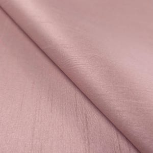 Tissu Dupioni imitation soie beige blush 58 pouces par mètre | Shantung rose cendré irisé pour robes de demoiselle d'honneur, robes d'invitée de mariage et décoration