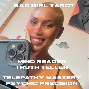 Puede incluir: Imagen de una persona sosteniendo un teléfono, con texto superpuesto. El texto dice "BAD GIRL TAROT", "MIND READER", "TRUTH TELLER", "TELEPATHY MASTERY" y "PSYCHIC PRECISION". La persona está sonriendo.