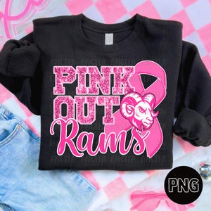 Puede incluir: Sudadera negra con las palabras "PINK OUT RAMS" en rosa, con una cinta rosa y un gráfico de cabeza de carnero. El texto "PINK OUT" está en una fuente brillante. El fondo es un patrón de cuadros rosas y blancos.