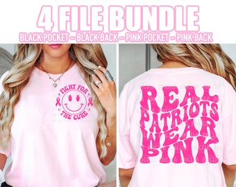 Puede incluir: Camiseta rosa con una carita sonriente rosa y el texto "Fight for the Cure" y diseños de cintas rosas. La parte posterior de la camiseta tiene el texto "Real Patriots Wear Pink" en una fuente retro.