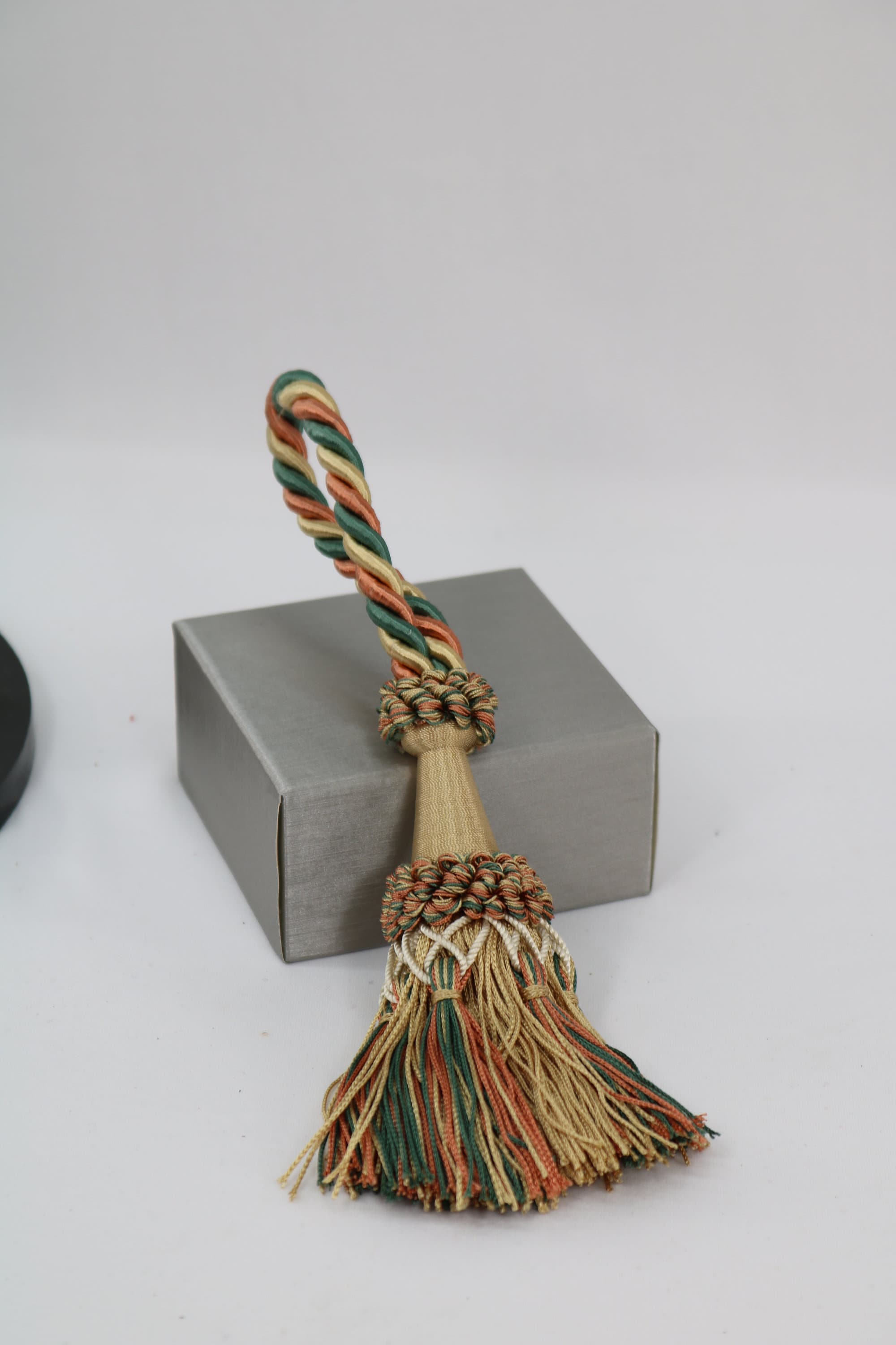 Elegante Borla De Llave Hecha A Mano De 4 Pulgadas (3.9 In), Lazo Acentuado Con Borlas De Corona (estilo # KTAX4) Beige Almendra Multicolor #LX01 (dorado Beige, Marrón Claro, Blanco Marfil