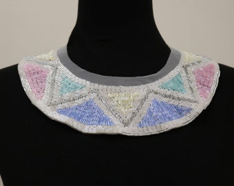 Perles multicolores cousues sur le col, plastron en tissu appliqué sur le col, collier avec perles. DIY collier perlé, tour de cou -M1