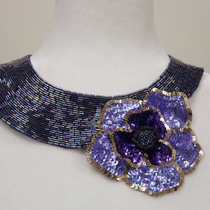 Paarse paillettenbloem opnaaiende kraagappliqué, slabbetje met paillettenkralen, ketting met kralenkraag. Kralenkraag, kralenkraag, kraag - B2