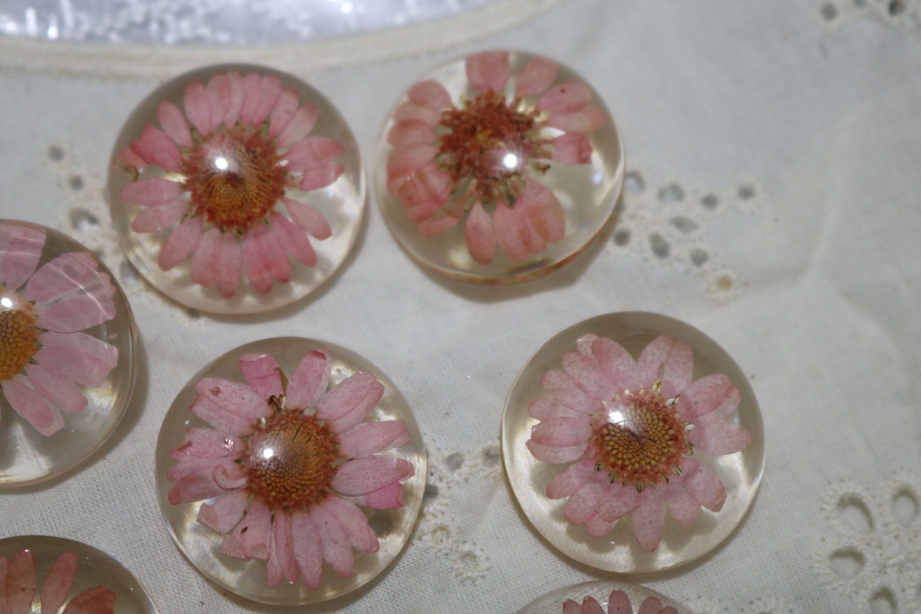 Flower buttons cerise pink glitter finish 17mm a set of 12