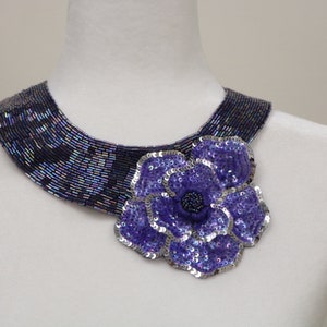 Paarse paillettenbloem opnaaiende kraagappliqué, slabbetje met paillettenkralen, ketting met kralenkraag. Kralenkraag, kralenkraag, kraagchoker