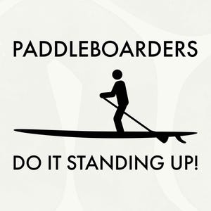 Puede incluir: Gráfico en blanco y negro con el texto "PADDLEBOARDERS DO IT STANDING UP!". La imagen muestra una figura de palo practicando paddleboard en una tabla negra con una pala. El fondo es un diseño abstracto en gris claro y blanco.