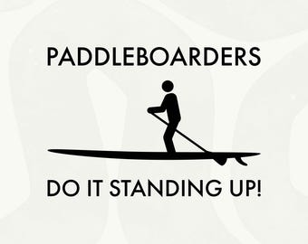 Puede incluir: Gráfico en blanco y negro con el texto "PADDLEBOARDERS DO IT STANDING UP!". La imagen muestra una figura de palo practicando paddleboard en una tabla negra con una pala. El fondo es un diseño abstracto en gris claro y blanco.