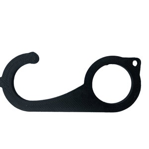 Könnte beinhalten: Ein schwarzer Türöffner aus Kunststoff mit einem Schlaufengriff und einer runden Öffnung. Der Türöffner ist so konzipiert, dass Menschen das Berühren von Türklinken vermeiden können.