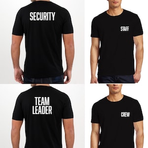 Könnte beinhalten: Vier schwarze T-Shirts mit weißem Text. Die Shirts haben die Aufschriften "SECURITY", "STAFF", "TEAM LEADER" und "CREW" aufgedruckt.
