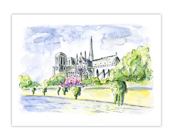 Op de afbeelding: Een aquarel van de Notre Dame kathedraal in Parijs, Frankrijk. De kathedraal is afgebeeld in lichtgrijs met een groot rond raam. De aquarel toont een groene, gele en blauwe lucht met een paar wolken. Op de voorgrond zijn bomen en struiken te zien, en op de achtergrond een rivier.