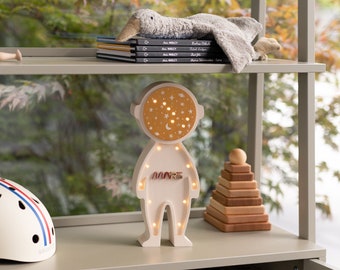 Lampe astronaute en bois - décoration spatiale pour chambre de garçons, anniversaire de la Nasa, décoration cosmos, lampe lune, cadeau personnalisé