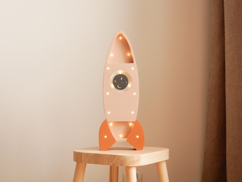 Lampe de fusée en bois - Créatrice ETSY : RoomGAGA
