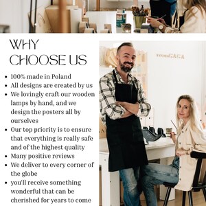 Op de afbeelding: Afbeelding van een werkplaats met mensen die houten lampen en posters maken. De tekst "WHY CHOOSE US" is zichtbaar, gevolgd door opsommingstekens die de waarden van het merk benadrukken, waaronder productie in Polen en Etsy sinds 2020.