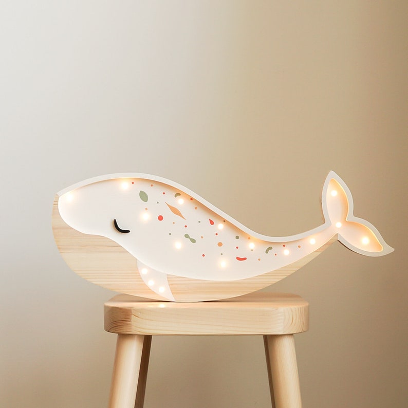 Lampe baleine en bois pour enfants thème océan - Créatrice ETSY : RoomGAGA