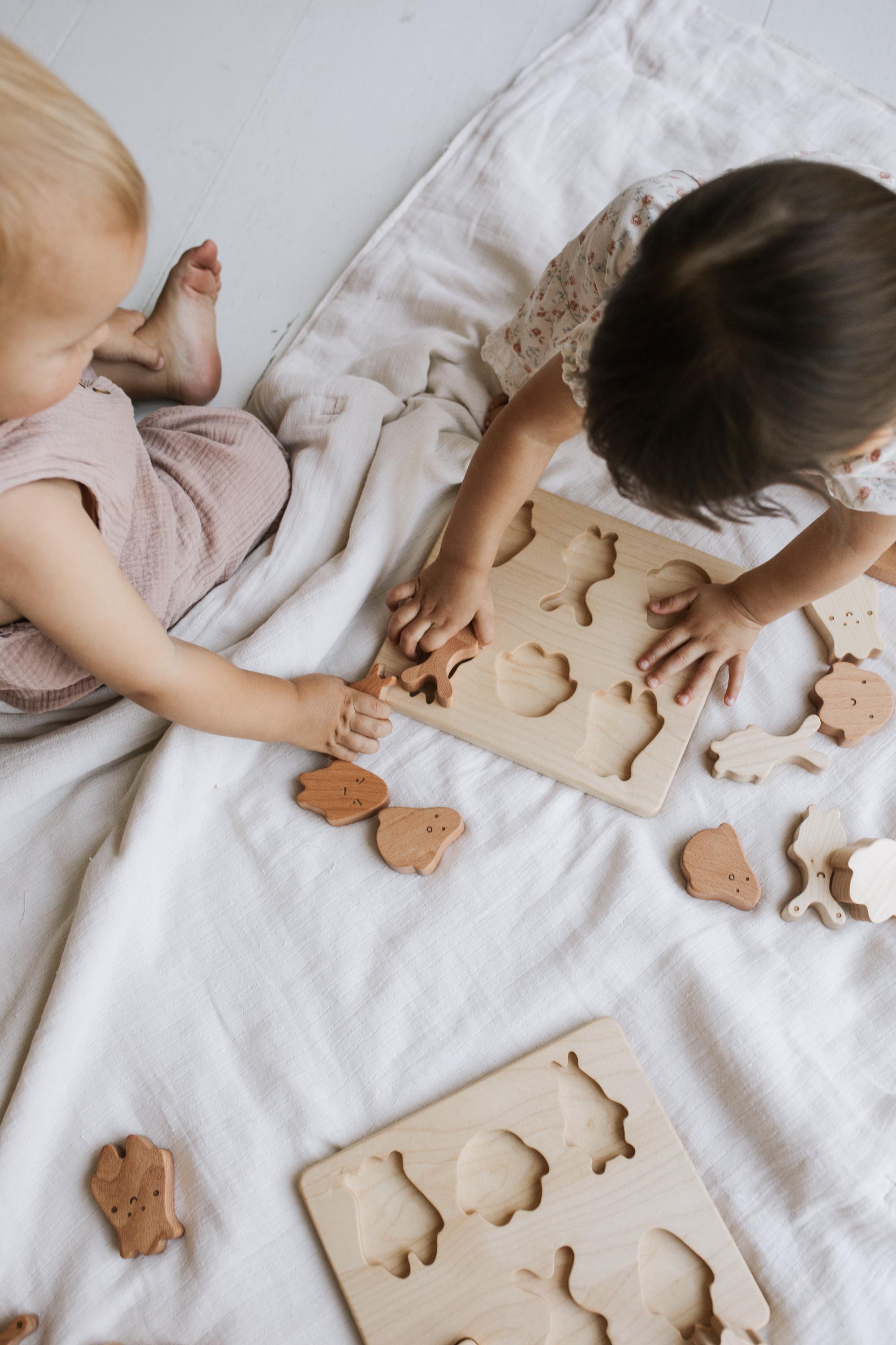 Giocattolo in legno per impilare l'alfabeto • Bambini World