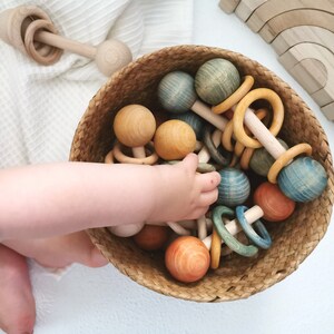 Rassel für Babys aus Buchenhholz, Montessori Holzspielzeug, Rasseln, Tasten, Farben lernen, handmade, Naturfarben, Schadstofffrei, Geschenk Bild 7