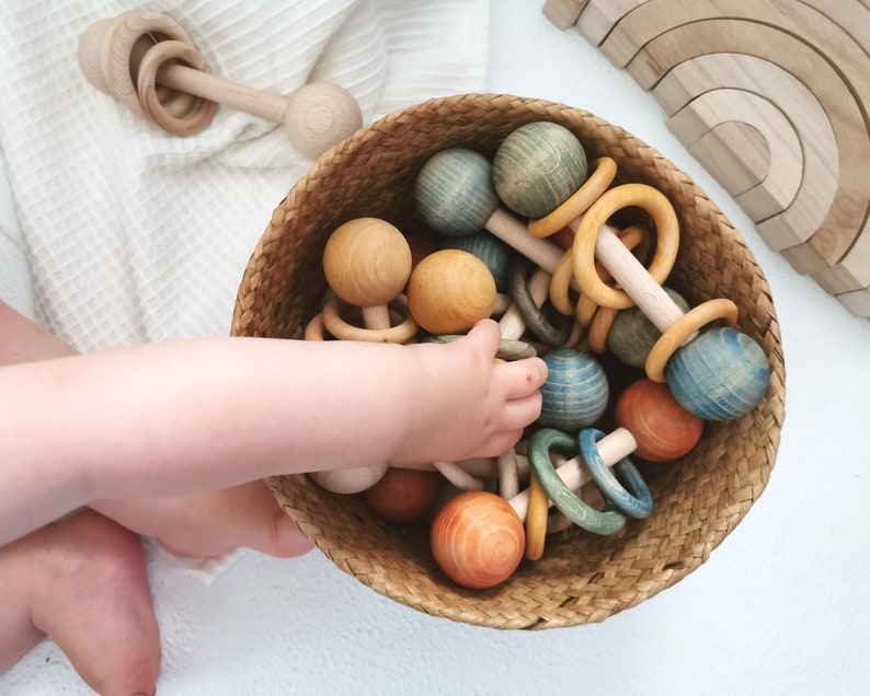 Rassel für Babys aus Buchenhholz, Montessori Holzspielzeug, Rasseln, Tasten, Farben lernen, handmade, Naturfarben, Schadstofffrei, Geschenk Bild 7