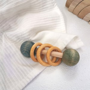 Rassel für Babys aus Buchenhholz, Montessori Holzspielzeug, Rasseln, Tasten, Farben lernen, handmade, Naturfarben, Schadstofffrei, Geschenk Grün-Blau-Gelb