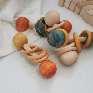 Rassel für Babys aus Buchenhholz, Montessori Holzspielzeug, Rasseln, Tasten, Farben lernen, handmade, Naturfarben, Schadstofffrei, Geschenk Bild 3