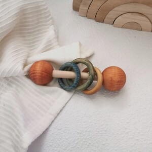 Rassel für Babys aus Buchenhholz, Montessori Holzspielzeug, Rasseln, Tasten, Farben lernen, handmade, Naturfarben, Schadstofffrei, Geschenk Bunt