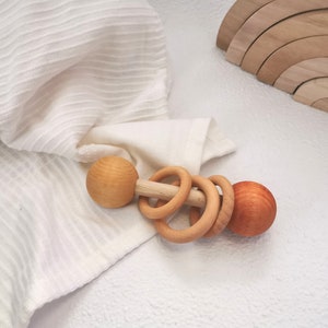 Rassel für Babys aus Buchenhholz, Montessori Holzspielzeug, Rasseln, Tasten, Farben lernen, handmade, Naturfarben, Schadstofffrei, Geschenk Aprikot-Orange-Gelb