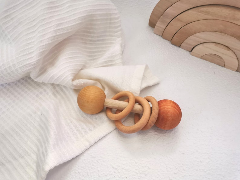 Rassel für Babys aus Buchenhholz, Montessori Holzspielzeug, Rasseln, Tasten, Farben lernen, handmade, Naturfarben, Schadstofffrei, Geschenk Aprikot-Orange-Gelb