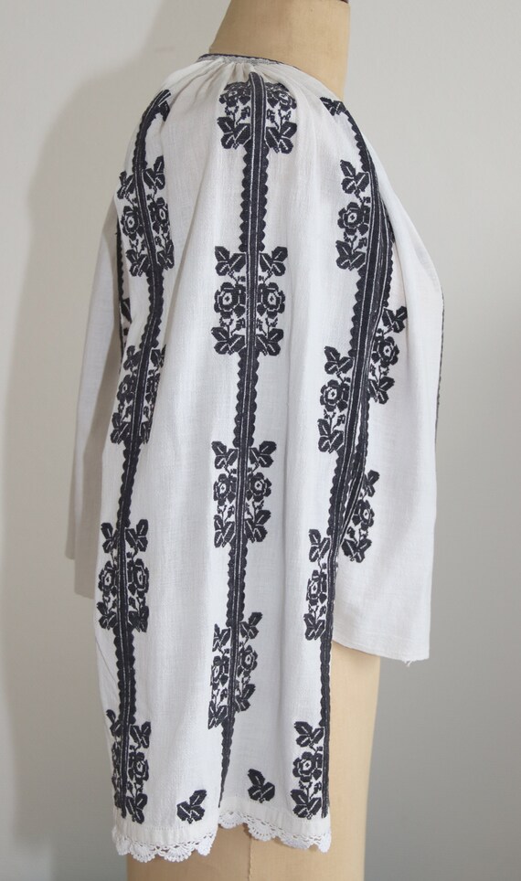 Vintage traditional hand-made Romanian blouse - image 2