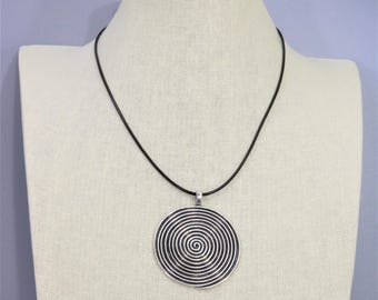 Boho leren ketting: zilverkleurige spiraalhanger