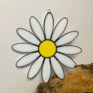 Stained Glass Daisy Suncatcher • Daisy Suncatcher • Daisy Gift • Handcrafted Glass Daisy • Window Hanging Daisy • Mothers Day Gift
