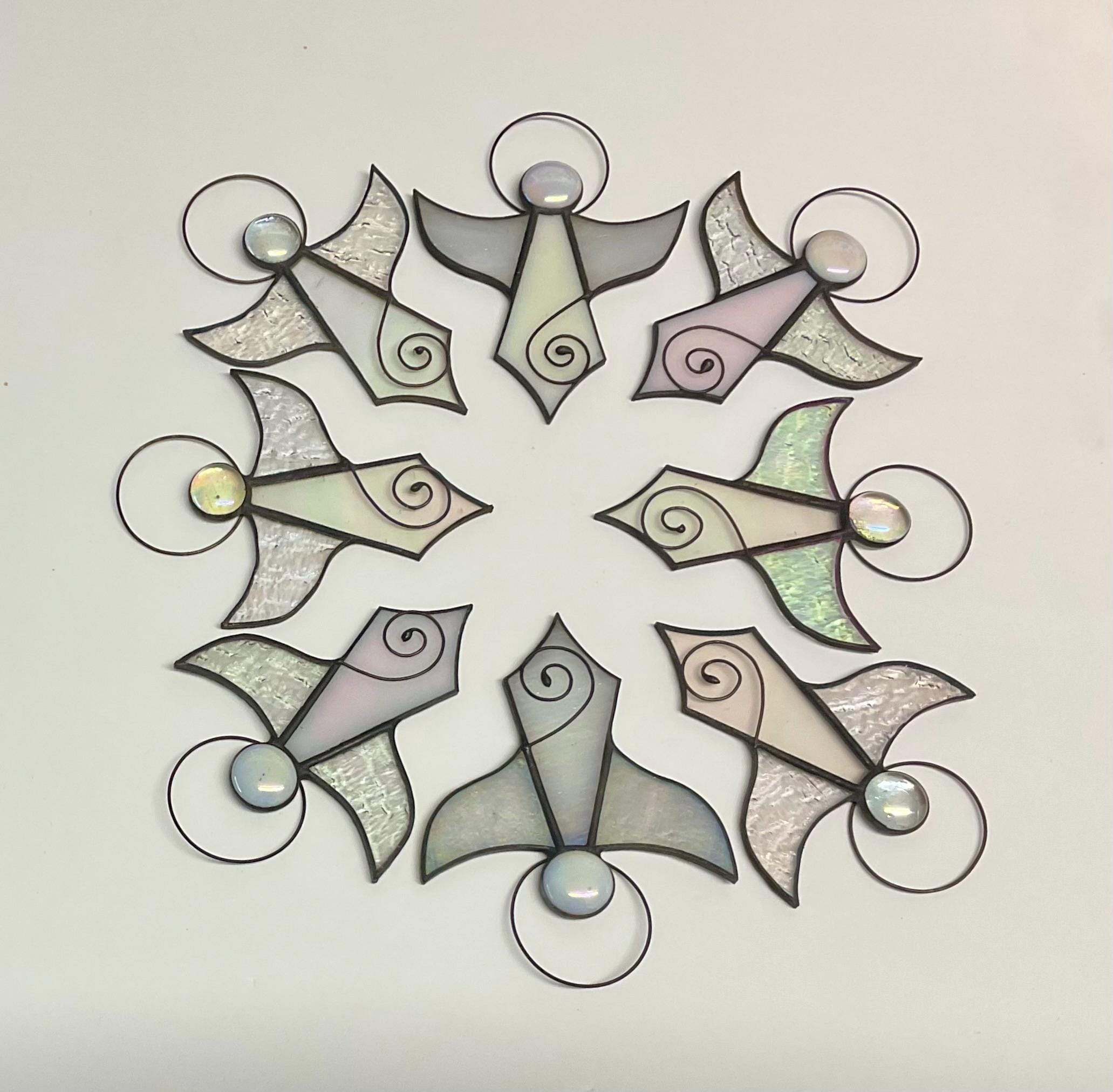 ステンドグラスの天使のサンキャッチャー • 手作りの窓飾り • 虹色の