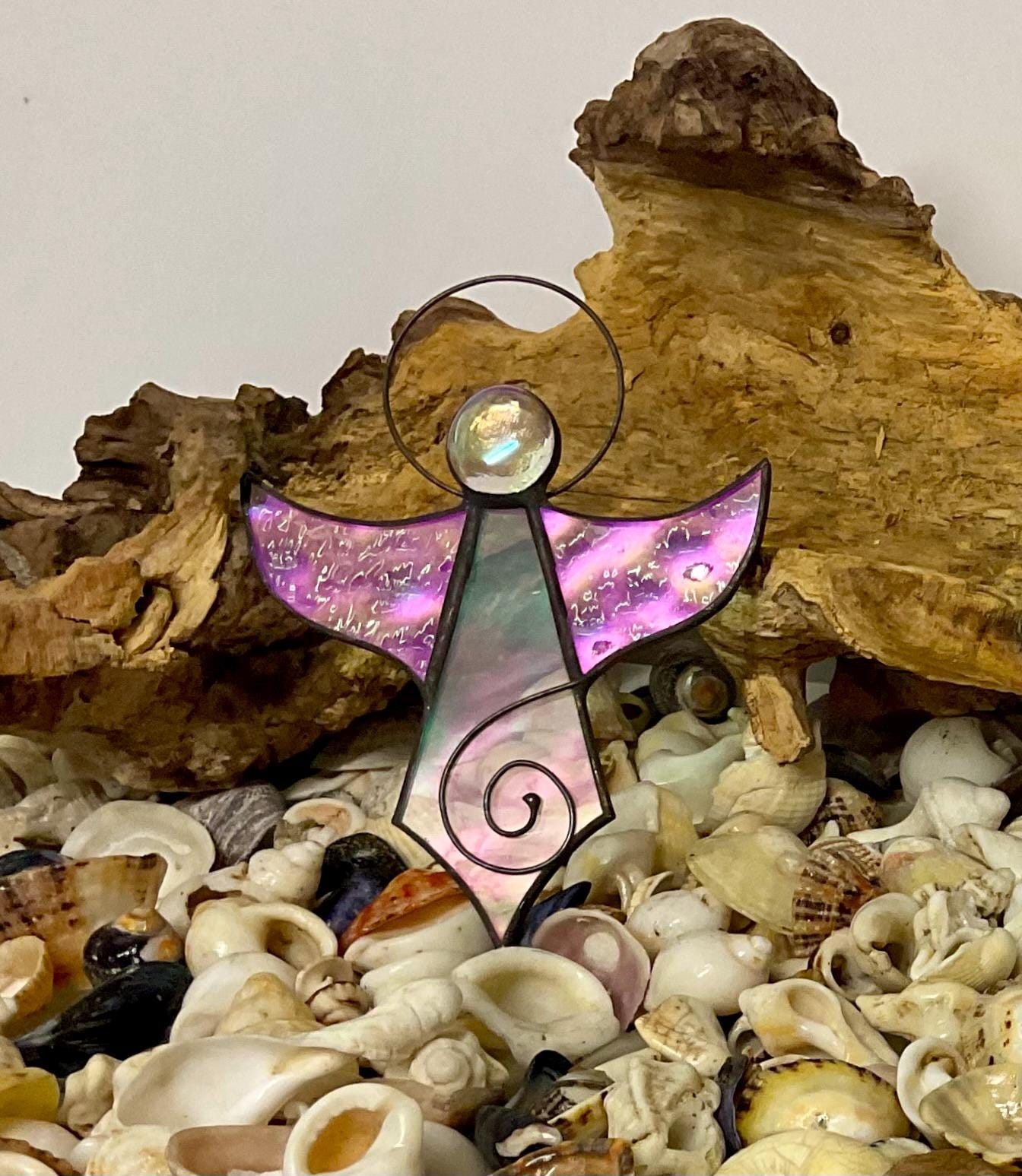 ステンドグラスの天使のサンキャッチャー • 手作りの窓飾り • 虹色の