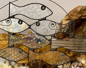 Glasmalerei-Fisch-Sonnenfänger • Handgefertigter maritimer Fensterschmuck • Ozean-Dekor