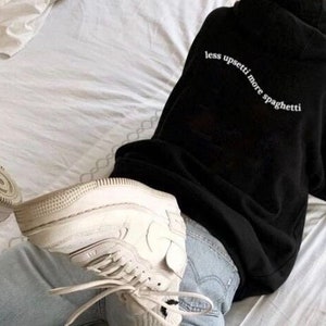 Menos Upsetti Más Sudadera con capucha de espagueti / Pullover de cita ondulada / Suéter de cita de pasta divertida / / Pinterest verde Estética Letras onduladas Regalo de moda