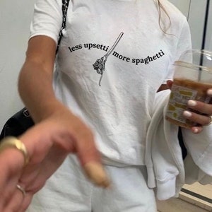 Menos Upsetti Más camiseta de espagueti / Camiseta con cita ondulada / Camiseta con cita de pasta divertida // Verde Pinterest Letras onduladas estéticas de moda de gran tamaño