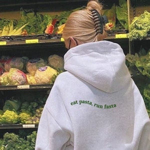 Eat Pasta Run Fasta Hoodie // Pulôver com citações onduladas // Suéter engraçado com citações de massas // Verde Pinterest Estético com letras onduladas Presente da moda