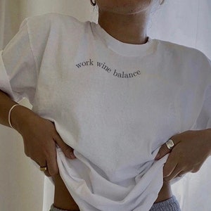Camisa Work Wine Balance // Camiseta con cita ondulada // Cita divertida de alcohol // Pinterest Letras onduladas estéticas Regalo de moda