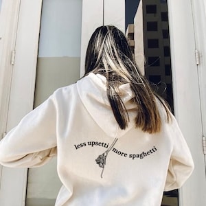 Menos malestar Más sudadera con capucha de espagueti / Jersey de cita ondulada / Suéter de cita de pasta divertida // Verde Pinterest Estética Letras onduladas Regalo de moda