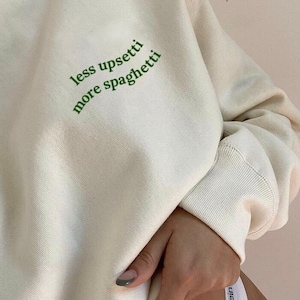 Less Upsetti More Spaghetti Hoodie / Wavy Quote Hoodie / Funny Pasta Quote Sweater // Verde Pinterest Letras onduladas estéticas Trendy Pullover