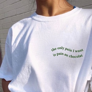 the only pain I want is pain au chocolat Tshirt // Funny Quote oversized Shirt // Green Pinterest Aesthetic Wavy Letters Trendy Croissant