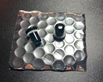00 gauge Black Agate Single Flair plugs, with o-rings. One pair. Very comfortable not over weighted.