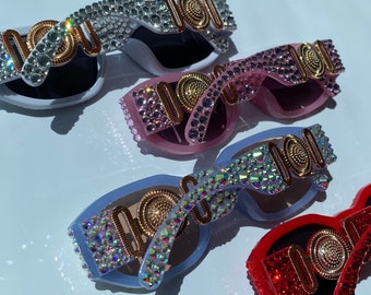 Gafas de sol de cristal con diseño de unicornio AB, plateadas y rojas, unisex, forma rectangular octogonal y medallón dorado. Accesorio para fiestas, festivales, conciertos y el orgullo.