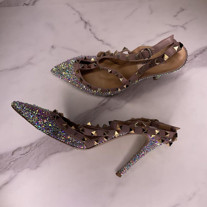 Crystal-finished Valentino Rockstud heels in blush nude with AB sparkle – angled view.