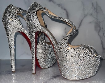 Moda sostenible reciclada: transforma tus tacones usados en algo mejor que nuevo. Reserva ya tus tacones de plataforma con tiras de piel de lujo, talla 6.5 (EE. UU.).