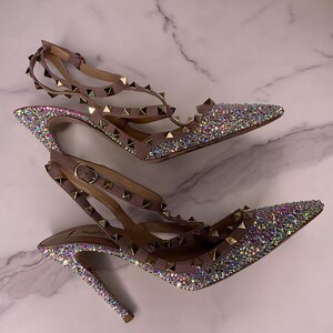 Crystal-finished Valentino Rockstud heels in blush nude with AB sparkle – angled view.