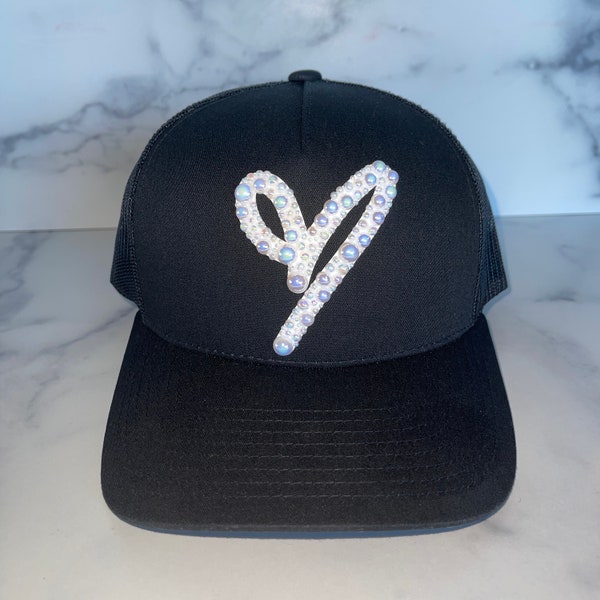 Personnalisez un motif en perles sur une casquette de camionneur, une casquette de baseball Snapback | Conception de coeur disponible à l'achat ou créez votre propre conception