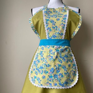Olive Green Floral Vintage Style Apron with Pockets-Long Adjustable Ties-With Ruffles-Retro Pin up Style-For Cooking/baking-Perfect for Gift