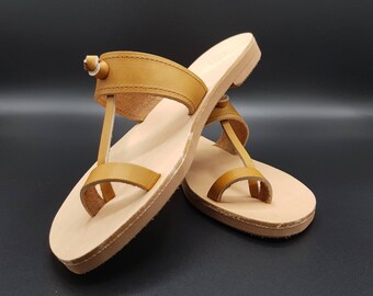 Les Voyageuses, full-grain leather sandals with mustard-colored thumb pass, sandals for women, barefoot, flip-flops